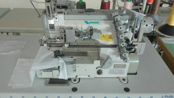 Máquina recubridora de 3 agujas con recortador y alimentador cinta ocasion