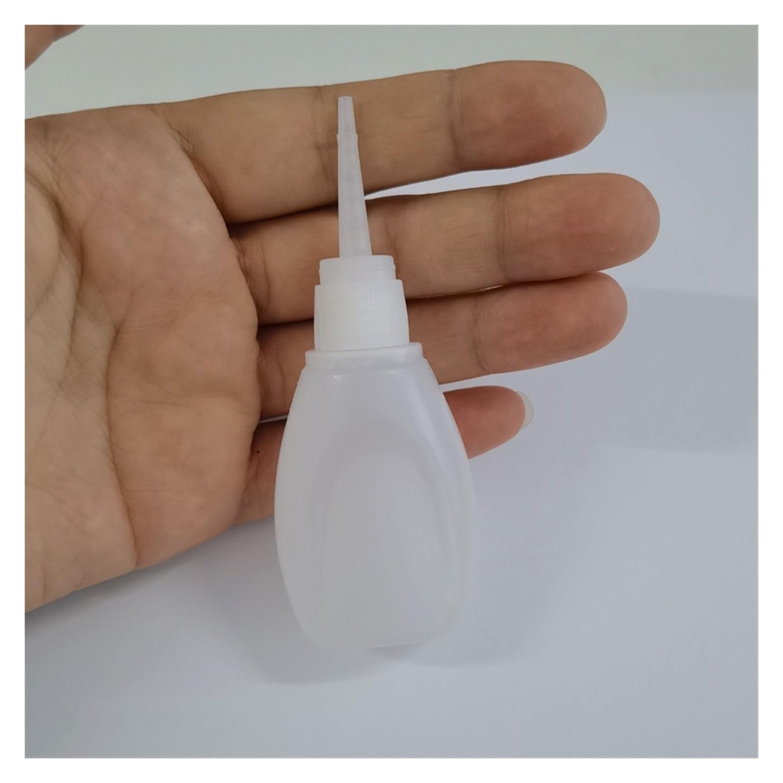 Aceitera con dosificador  llena de aceite.