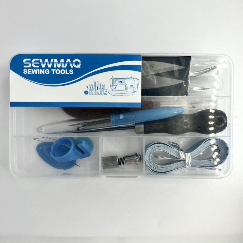 Estuche de plástico con los accesorios para costura.