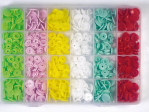 Caja de plástico  con remaches de plástico