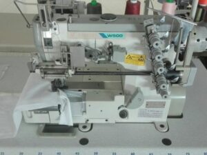 Máquina recubridora de 3 agujas con recortador y alimentador cinta ocasion