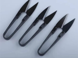 Tijeras metálicas  de color negro para  repasar hilos en prendas.