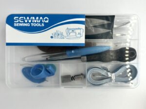 Estuche de plástico con los accesorios para costura.