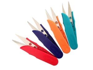 Tijeras de plástico para  repasar hilos en prendas,  con agujero para colocar  el dedo.