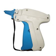 Pistola de navetes para etiquetar prendas terminadas.