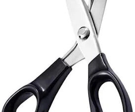 Tijeras dentadas para cortar muestras  de acero con mango de plástico.